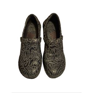 BOC Born Concept Womens Gray Black Leather Slip On Embossed Clog Shoes Size 7